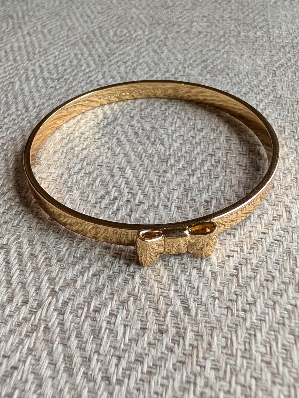 KATE SPADE shiny gold bow bangle bracelet - Picture 5 of 7